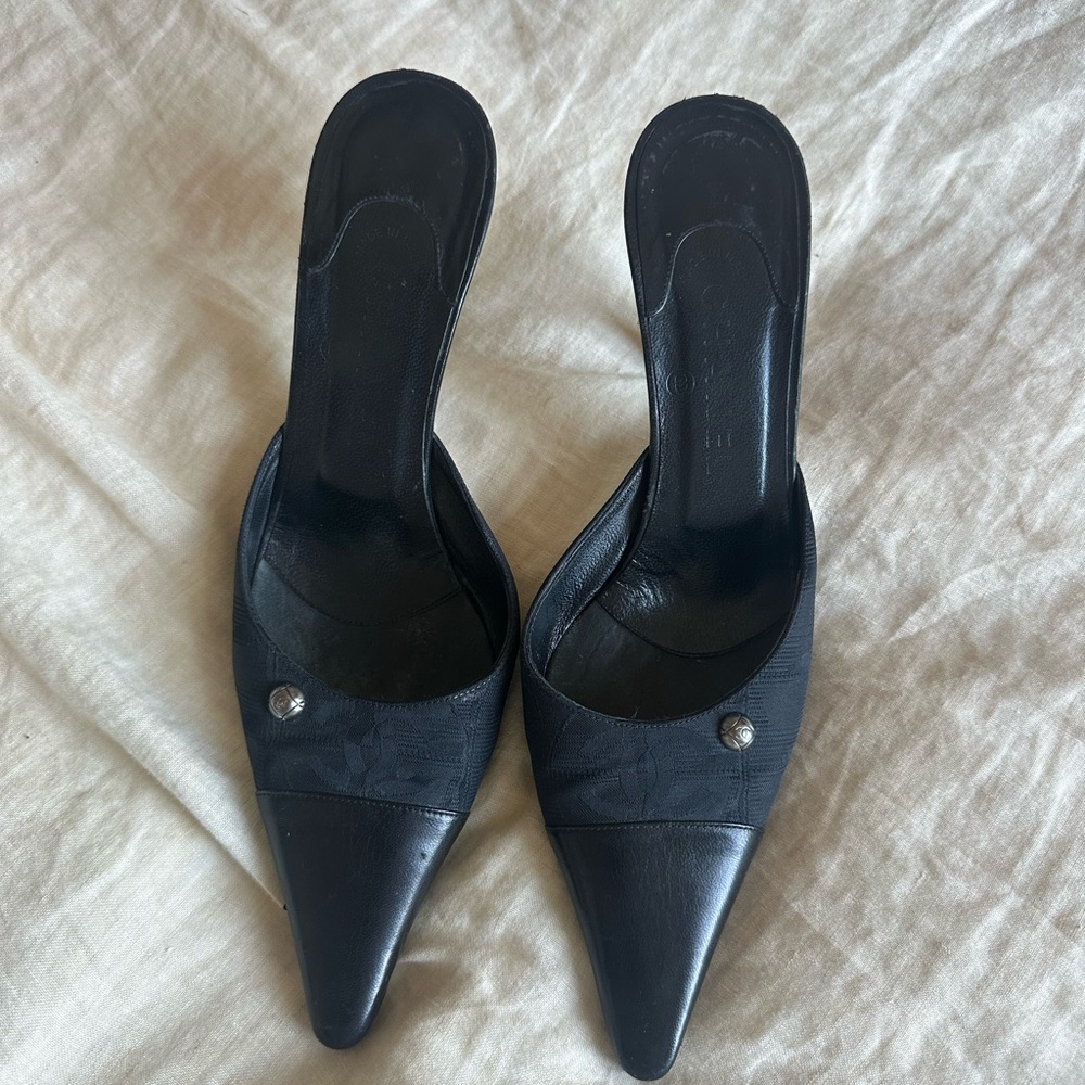 CHANEL Black Heels Sleek Leather Design